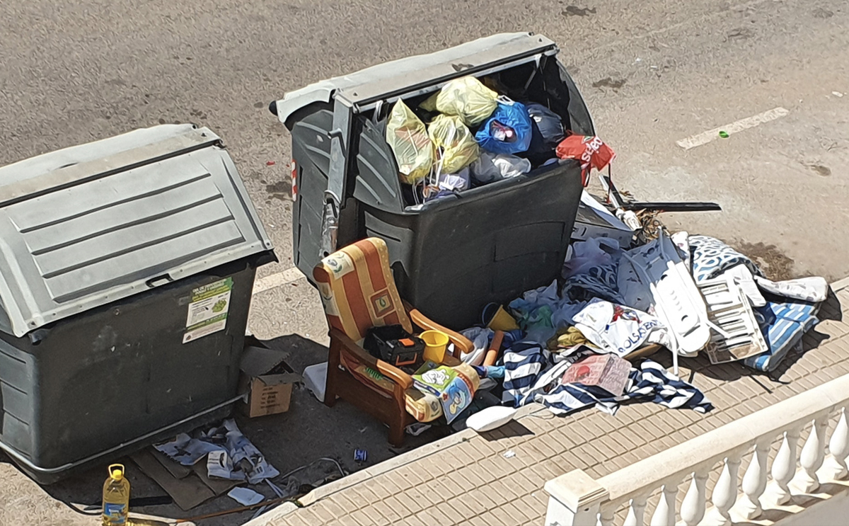 Police campaign against illegal street waste in Orihuela Costa
